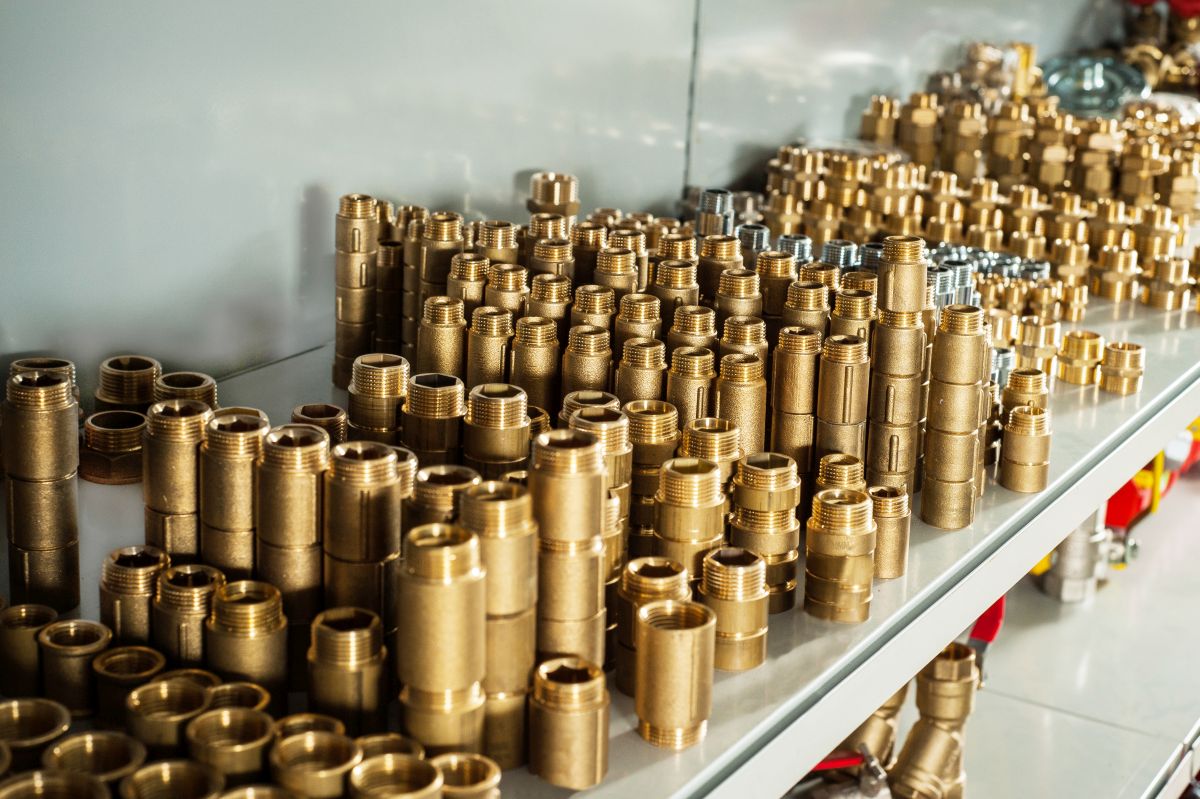 Plumbing equipment chrome and brass valves tees elbows a collection of 272 brass pipe fittings